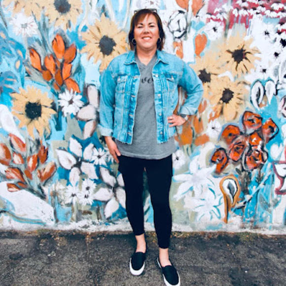 Meet your Posher, Laura - Picture 1 of 1